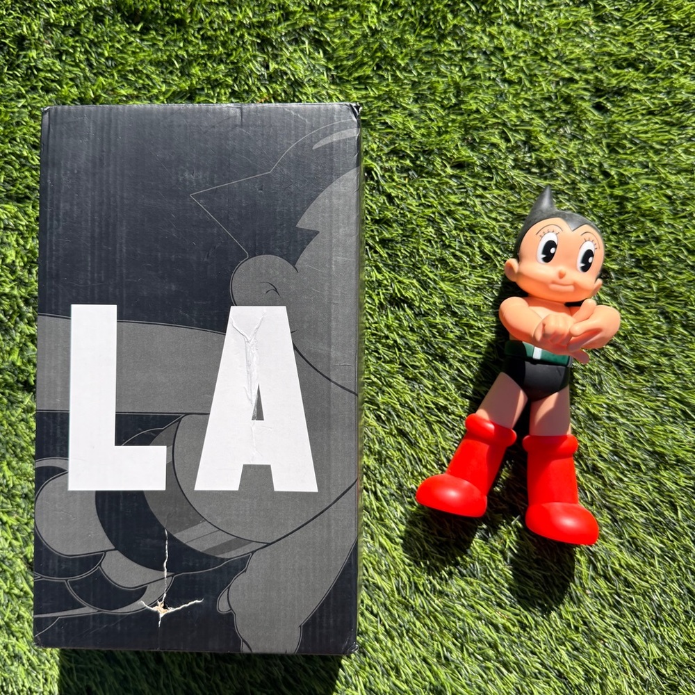 Astro Boy LA (Los Angeles) hand sign figure toy statue 7 inches long brand new